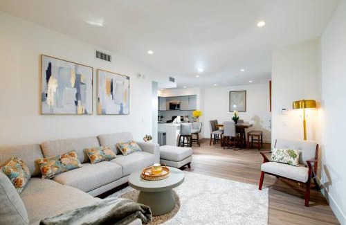Larchmont Apartment | New Modern 3BR 3BA Apt in Central Los Angeles with Rooftop & Parking