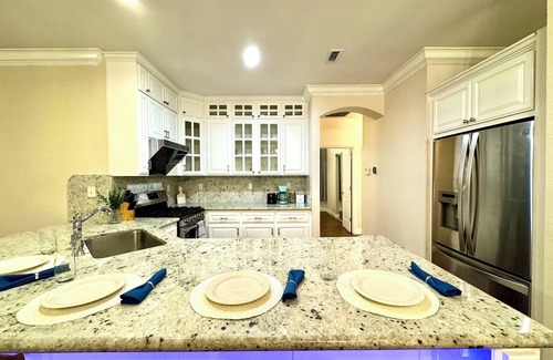 Sacramento House | NEW - Modern 3BR & Backyard Fun