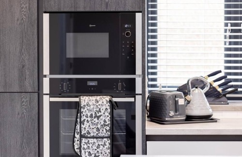 Oxford House | New modern 4 bed, 3.5 bath house free parking