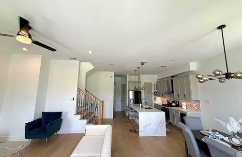 East Downtown Houston House | New Modern 4 bedroom Home , minutes walk to Downtown Houston