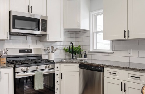 Parma House | NEW Modern 4-Bedroom Home with Arcade Games – Near Downtown Cleveland & Airport!