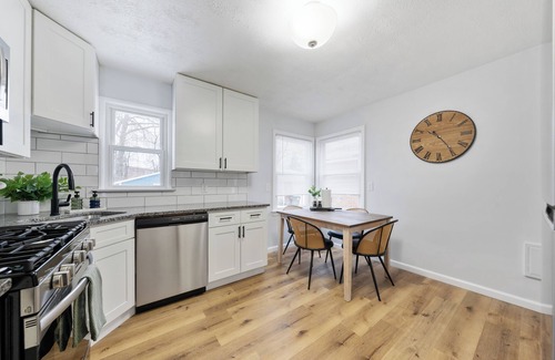 Parma House | NEW Modern 4-Bedroom Home with Arcade Games – Near Downtown Cleveland & Airport!
