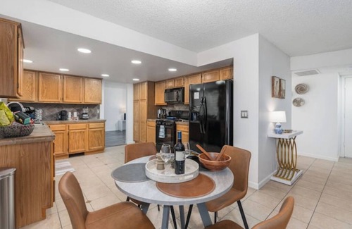 Reno/Tahoe Airport House | New! Modern 4BR walk to Reno-Sparks Conv Center, Atlantis Casino & shops