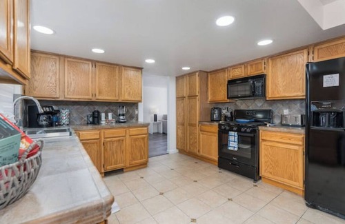Reno/Tahoe Airport House | New! Modern 4BR walk to Reno-Sparks Conv Center, Atlantis Casino & shops
