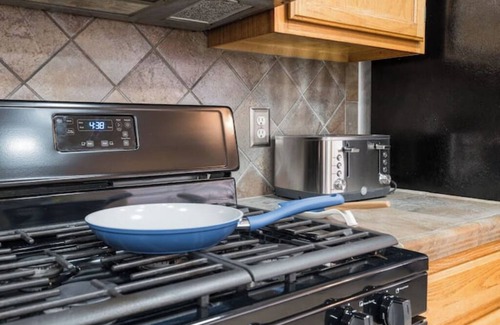 Reno/Tahoe Airport House | New! Modern 4BR walk to Reno-Sparks Conv Center, Atlantis Casino & shops