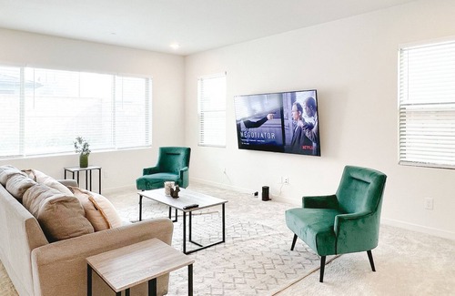Ontario House | 🌟New! 🌟Modern 5BR Close to Everything!