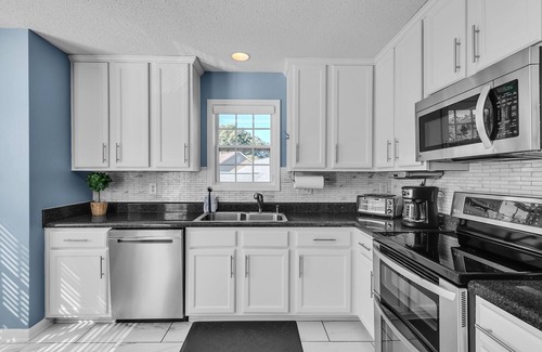 Cartersville House | NEW! Modern 6BR Haven w/Playroom, Gym & Deck!