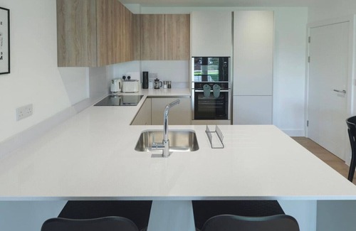 Cheadle Apartment | NEW Modern Apt Near Airport with Private Parking