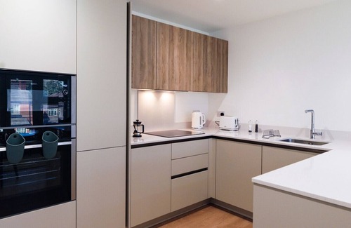 Cheadle Apartment | NEW Modern Apt Near Airport - Private Parking