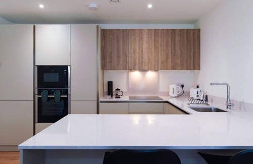 Cheadle Apartment | NEW Modern Apt Near Airport - Private Parking