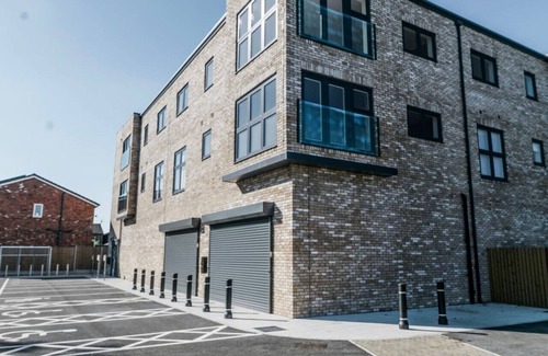 Cheadle Apartment | NEW Modern Apt Near Airport - Private Parking