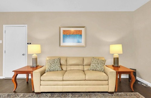 Conyers House | NEW Modern Beautiful Retreat/WI-Fi/Backyard