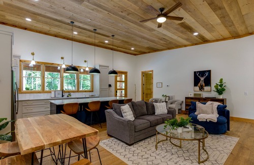McCaysville Cabin | NEW Modern Cabin! n2 King suites, hot tub, fire-pit and 2 fireplaces!