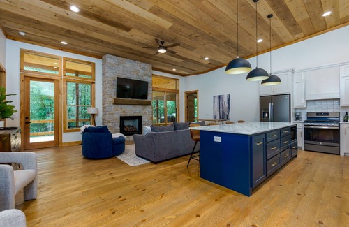 McCaysville Cabin | NEW Modern Cabin! n2 King suites, hot tub, fire-pit and 2 fireplaces!