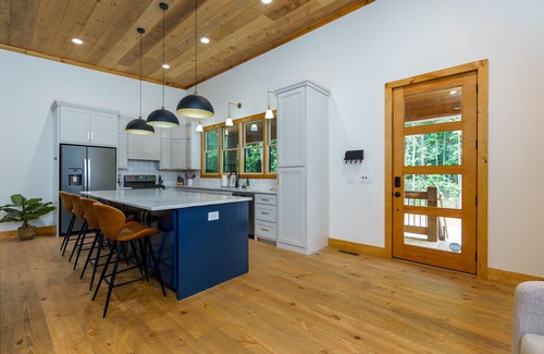 McCaysville Cabin | NEW Modern Cabin! n2 King suites, hot tub, fire-pit and 2 fireplaces!