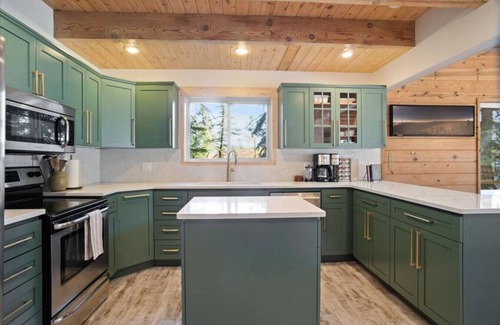 Tamarack Resort House | New! Modern Cabin w/fireplace/hot tub/sleeps 12