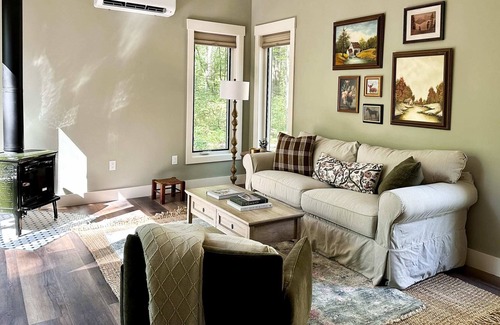 New Plymouth Cabin | NEW! Modern Cabin w hot tub - Hocking Hills