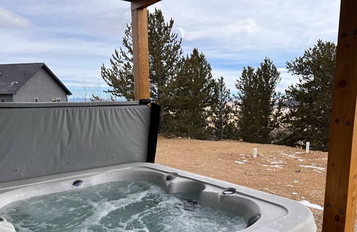 Warm Springs Cabin | NEW modern cabin w/ hot tub