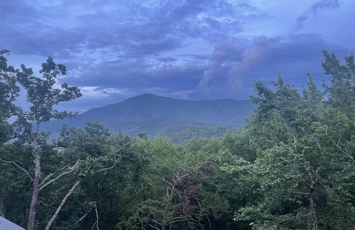 Wears Valley Cabin | New, Modern Cabin w/hot tub - 3 miles to Smoky Mountain National Park entrance!