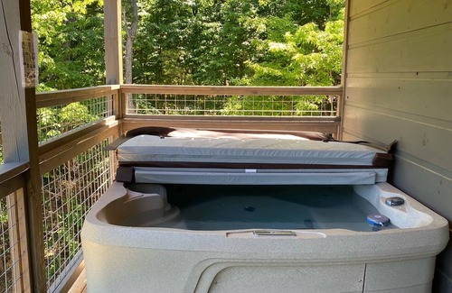 Wears Valley Cabin | New, Modern Cabin w/hot tub - 3 miles to Smoky Mountain National Park entrance!