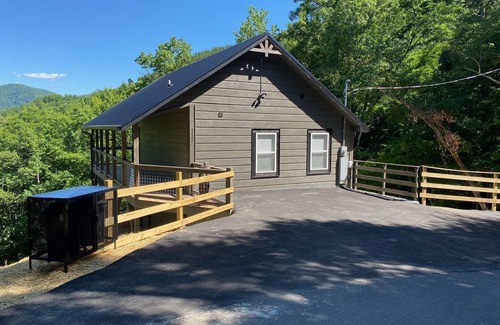 Wears Valley Cabin | New, Modern Cabin w/hot tub - 3 miles to Smoky Mountain National Park entrance!