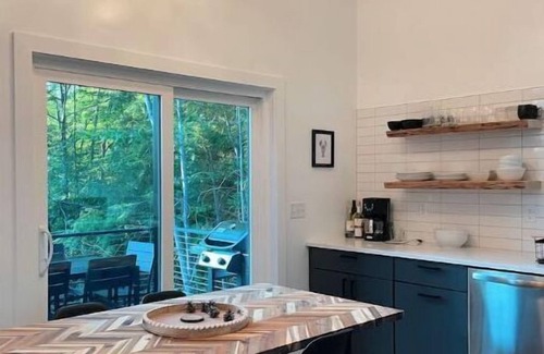 Harrison House | New Modern Cabin with Lake Access!