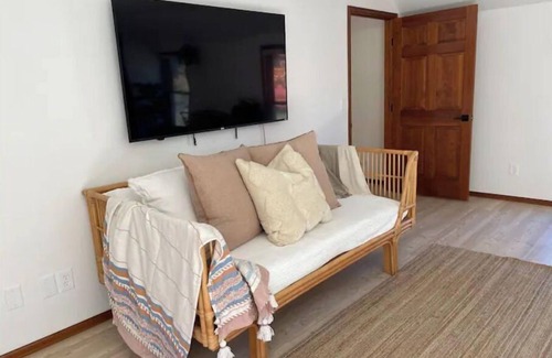 Parkside House | * New * Modern Chic Studio/soaking tub/bike path