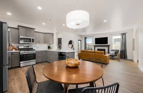 Meridian House | New Modern Cozy Home in Meridian