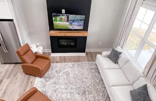 Greenwood House | New, Modern, Cozy Lakeside Cottage. Pet friendly!