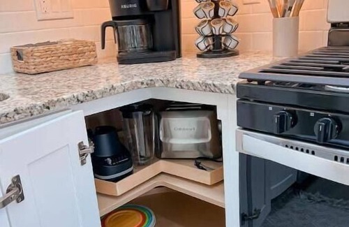 Greenwood House | New, Modern, Cozy Lakeside Cottage. Pet friendly!