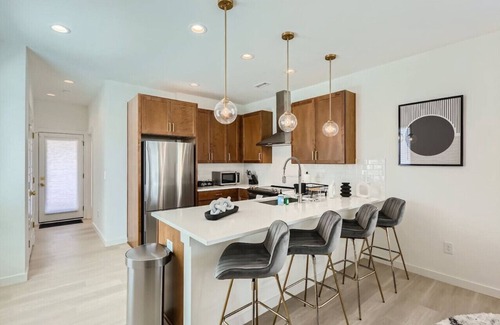 Hayes House | New Modern Durham 2 BR Retreat + Rooftop Deck