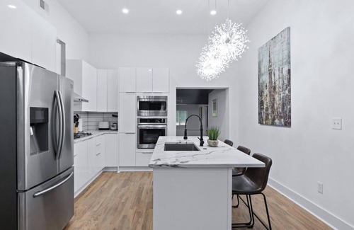 Church Street House | New! Modern Escape 4BR 3.5BA Sleeps 8 by Airport