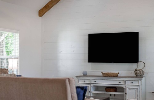 Washington House | "NEW" Modern Farmhouse in the middle of it ALL!