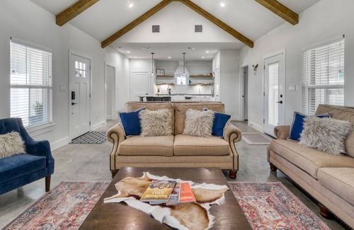 Washington House | "NEW" Modern Farmhouse in the middle of it ALL!