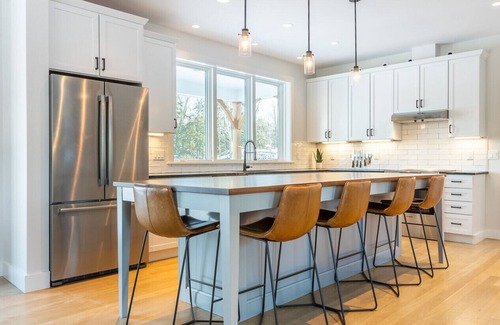 Moscow House | New Modern Farmhouse: 4 private acres, 360º Mtn View, Btwn Mtn & Village