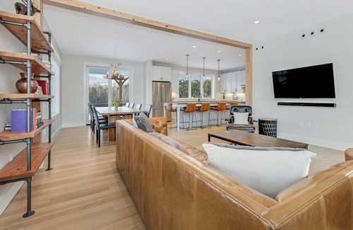 Moscow House | New Modern Farmhouse: 4 private acres, 360º Mtn View, Btwn Mtn & Village