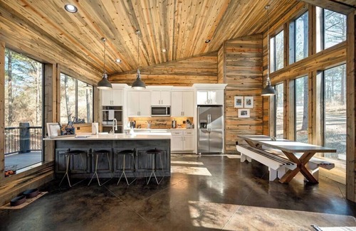 Broken Bow Cabin | New! Modern Farmhouse w/Jacuzzi, BBQ, Arcade!