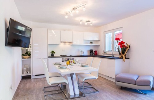 Medulin House | New, modern feel-good holiday home, right by the sea, 50m from the beach