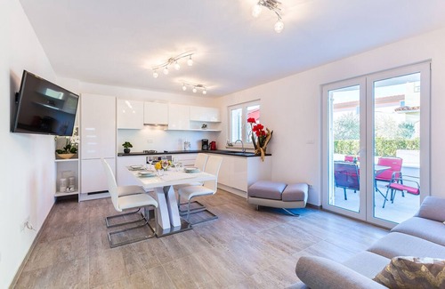 Medulin House | New, modern feel-good holiday home, right by the sea, 50m from the beach