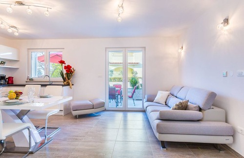 Medulin House | New, modern feel-good holiday home, right by the sea, 50m from the beach