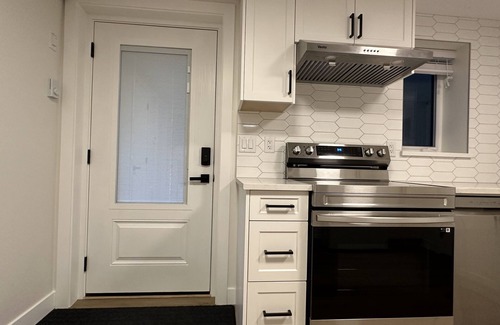Port Moody House | New modern fully contained 2 bed/1 bath suite with the private entrancen