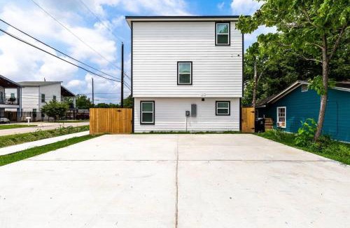 Northeast Houston Apartment | New Modern Gem, Private Master Bedroom, Pet Friendly, Minutes away from Downtown Houston