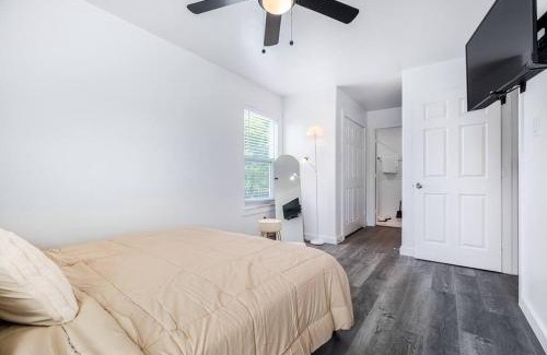 Northeast Houston Apartment | New Modern Gem, Private Master Bedroom, Pet Friendly, Minutes away from Downtown Houston