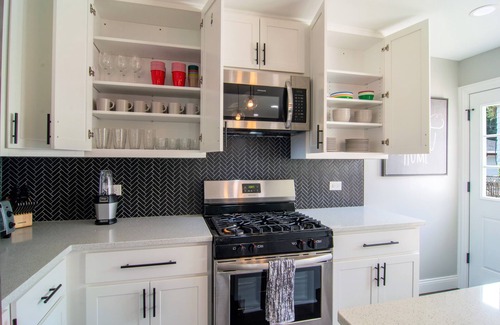 Elmhurst House | NEW MODERN HOME CLOSE TO EVERYTHING!
