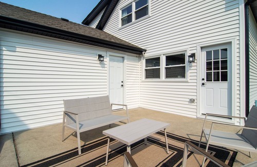 Elmhurst House | NEW MODERN HOME CLOSE TO EVERYTHING!