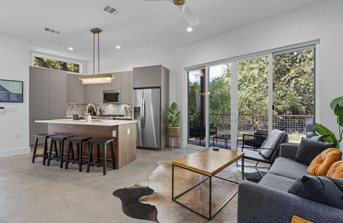 MLK Apartment | New Modern home - East ATX Gem and 5 Mins to DT