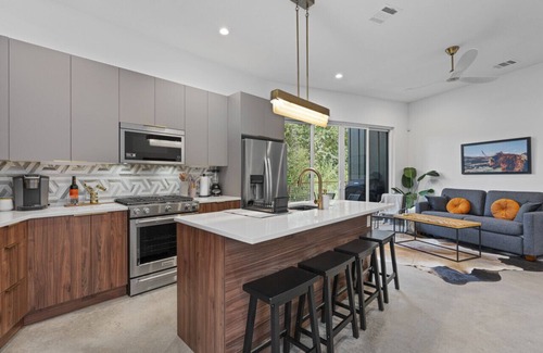 MLK Apartment | New Modern home - East ATX Gem and 5 Mins to DT