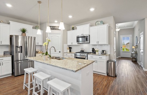 Shenandoah House | New Modern Home, Lakefront, Park & Pool, spacious 4br/3ba very safe place
