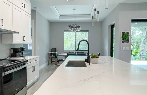 Warm Mineral Springs House | New Modern Home on Warm Mineral Springs. 20 min drive to various Florida beaches