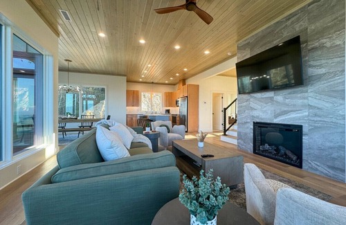 Sevierville House | New! Modern Home - Panoramic Views of the Smokies!